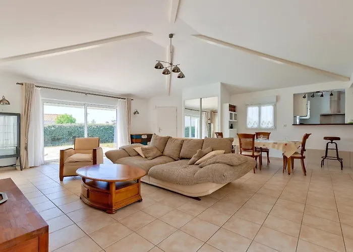 - 6 Personnes, Maison Piscine Hébergement de vacances Le Fenouiller