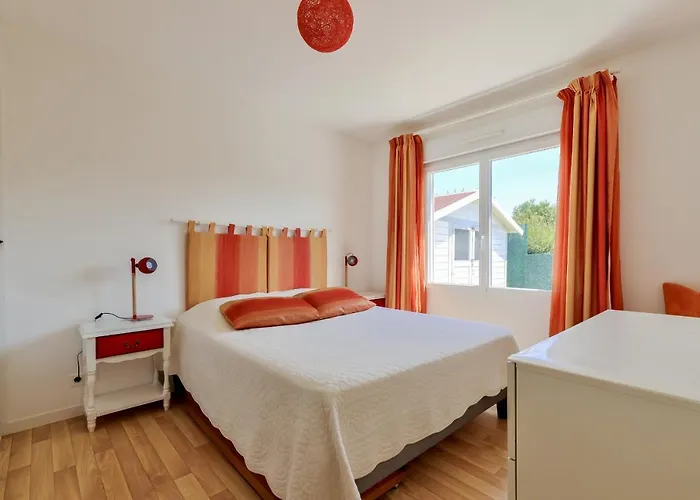 - 6 Personnes, Maison Piscine Hébergement de vacances *